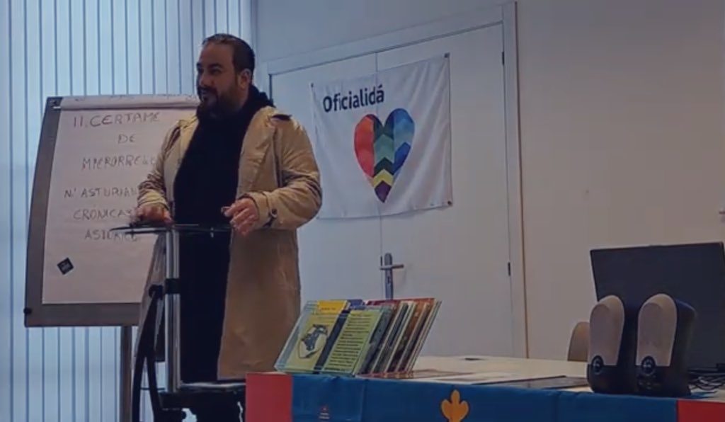 Inaciu Galán interviniendo na entrega del II Certame de microrrellatos «Cróniques d’Asturies»