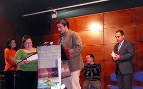 Inaciu Galán recoyendo y agradeciendo’l premiu n’Estorga